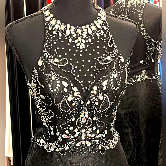 Embellished sheeth dress - Picture 2 of 3